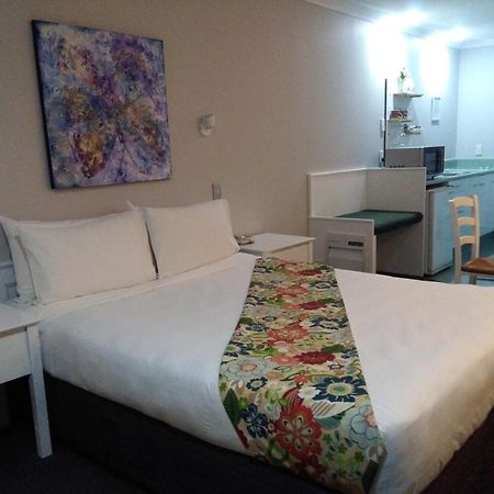 Colonial Lodge Motel Таупо Екстер'єр фото