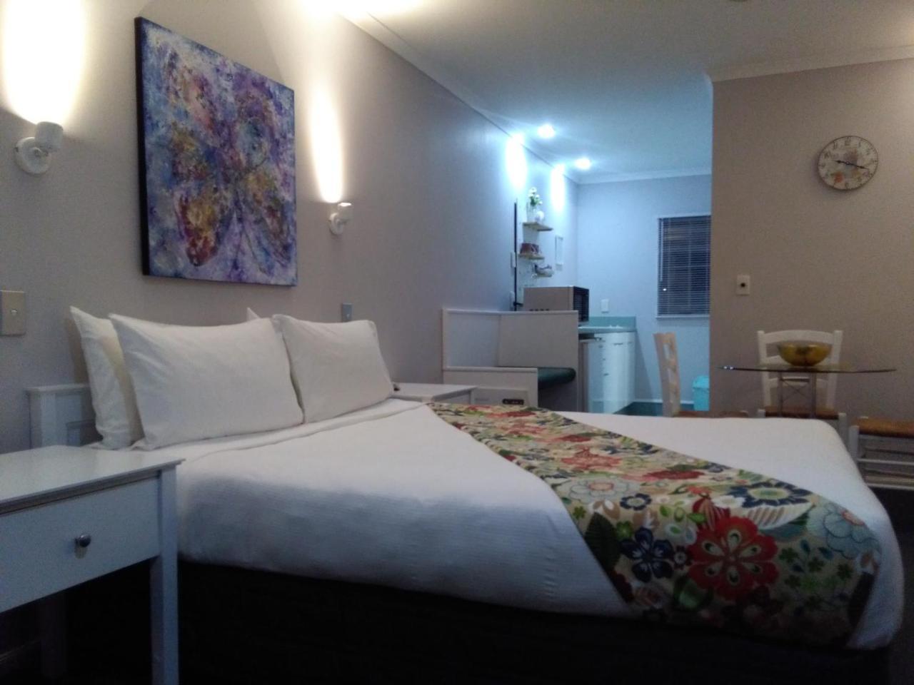 Colonial Lodge Motel Таупо Екстер'єр фото