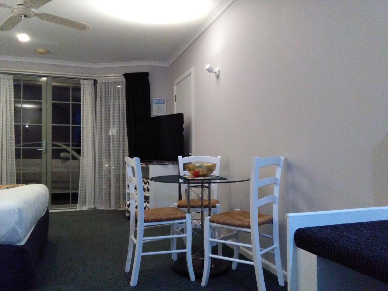 Colonial Lodge Motel Таупо Екстер'єр фото