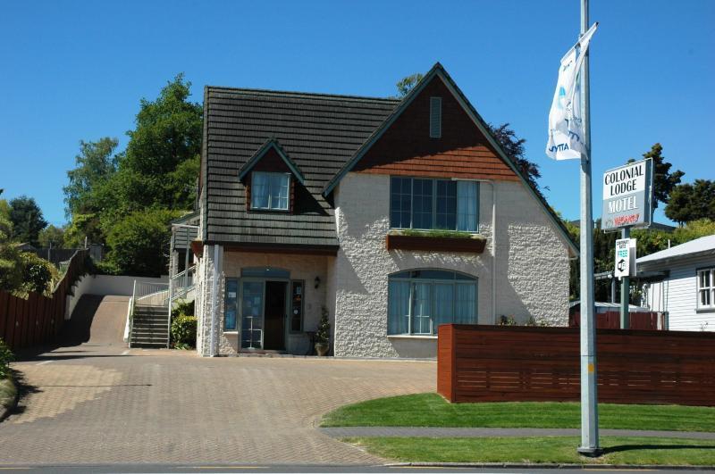 Colonial Lodge Motel Таупо Екстер'єр фото